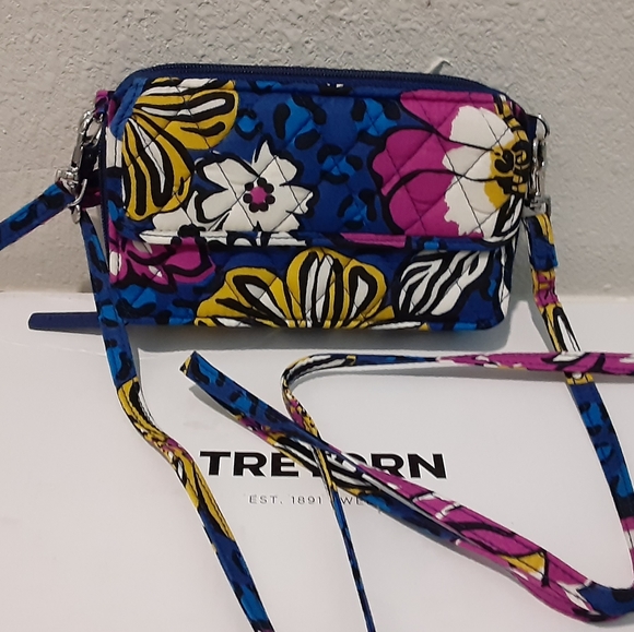 Vera Bradley Handbags - Vera Bradley crossbody